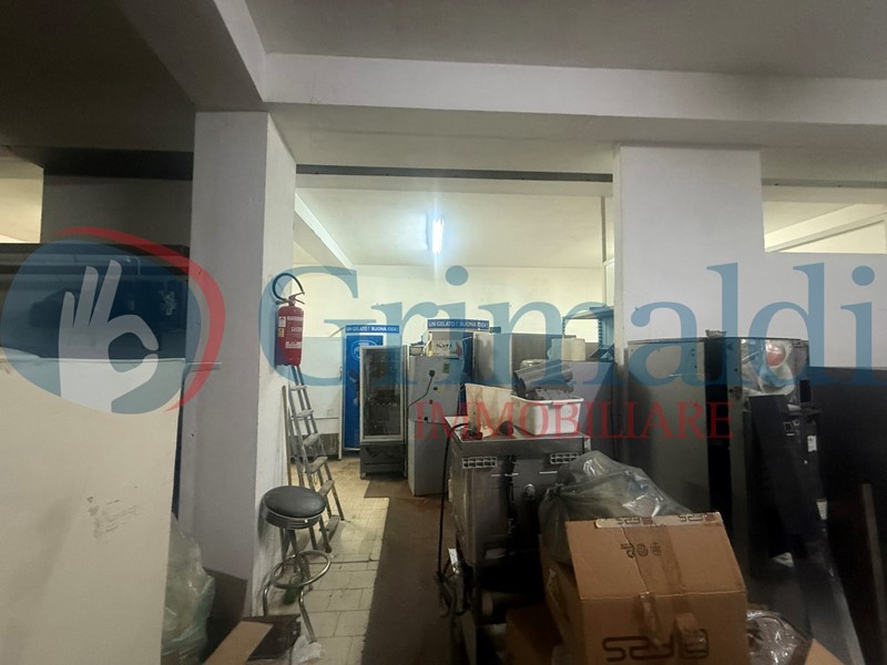 Magazzino in Vendita a Messina, 205'000€, 400 m²