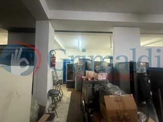 Magazzino in Vendita a Messina, 205'000€, 400 m²