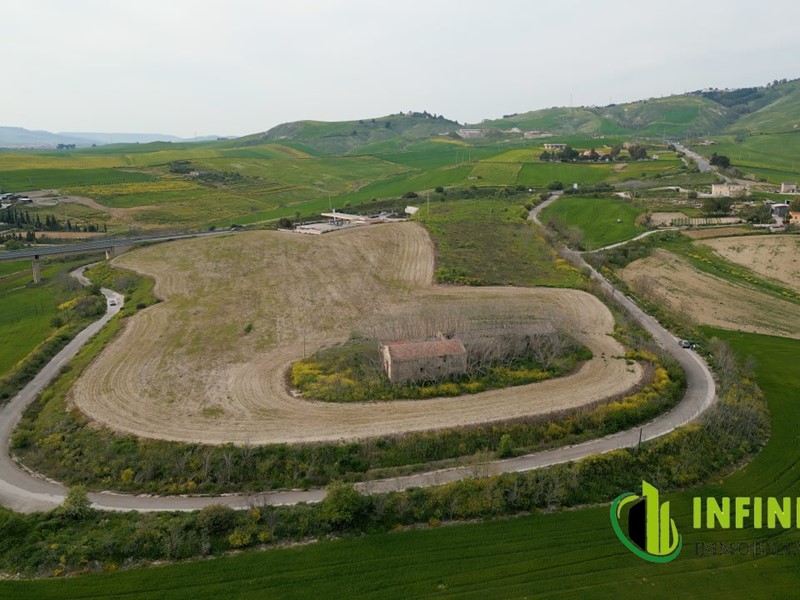 Casale in Vendita a Matera, 500'000€, 1950 m²