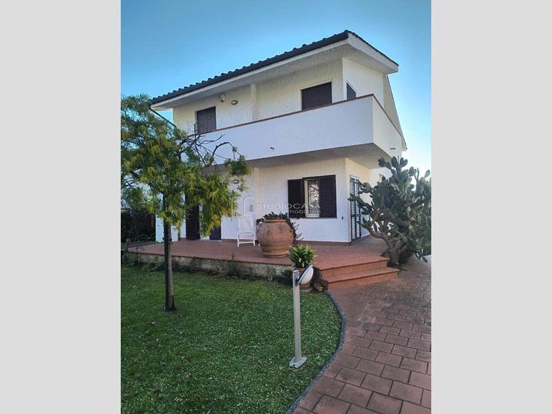 Villa in Vendita a Pisa, zona La Vettola, 1'100'000€, 350 m², arredato, con Box