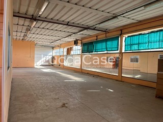 Capannone in Affitto a Porcari, 2'400€, 600 m²