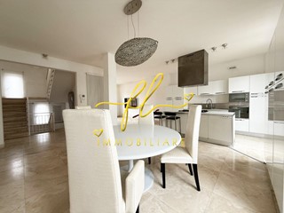 Villa in Vendita a Cecina, 385'000€, 170 m², con Box