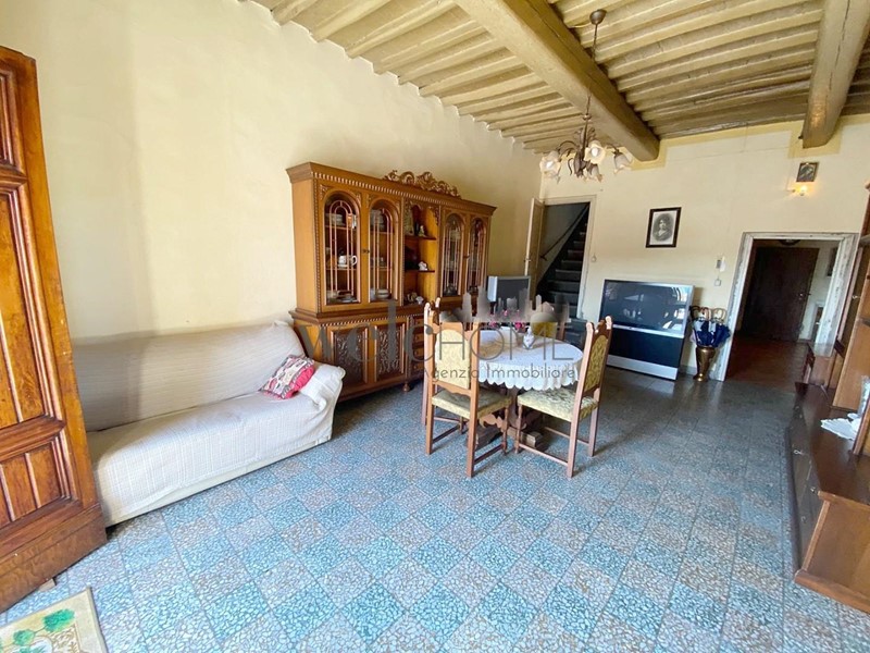 Villa bifamiliare in Vendita a Campi Bisenzio, 300'000€, 280 m²
