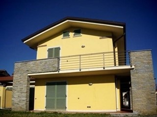 Villa bifamiliare in Vendita a Carrara, zona Avenza, 360'000€, 150 m²