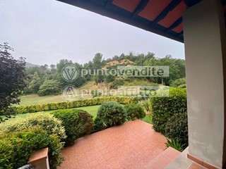 Villa in Vendita a Pescaglia, zona Monsagrati, 630'000€, 460 m², arredato