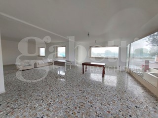 Negozio in Affitto a Treviso, 2'000€, 120 m²
