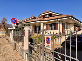 Villa in Vendita a Bruino, 369'000€, 300 m²