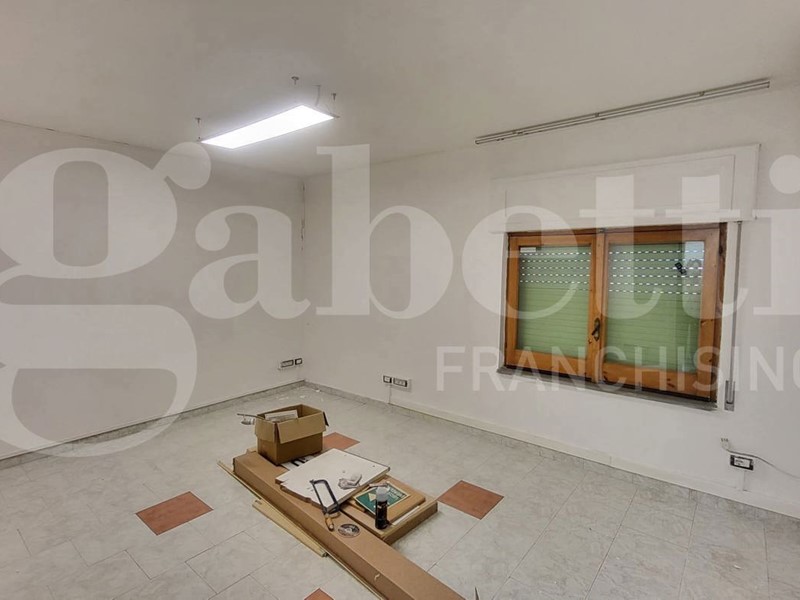 Ufficio in Affitto a Napoli, 1'000€, 150 m²