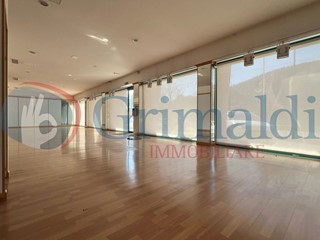 Negozio in Vendita a Perugia, 200'000€, 231 m²