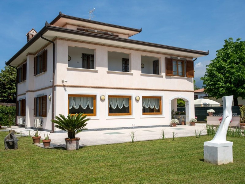 Villa in Affitto a Forte dei Marmi, 55'000€, 500 m², arredato