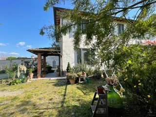 Casa Semi Indipendente in Vendita a Empoli, zona Pianezzoli, 300'000€, 230 m², con Box