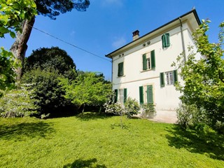 Villa in Vendita a Capannori, zona Castelvecchio, 370'000€, 300 m²