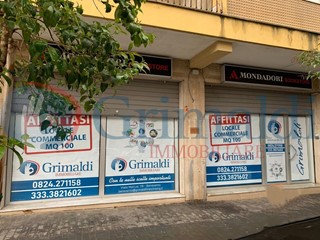 Negozio in Affitto a Benevento, 1'700€, 100 m²