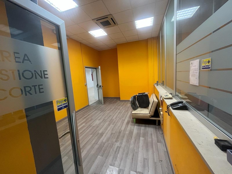 Magazzino in Affitto a Bari, 2'300€, 700 m²