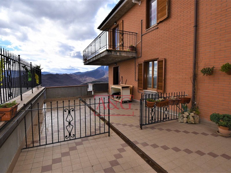 Trilocale in Vendita a Montemonaco, zona Centro, 85'000€, 53 m², arredato