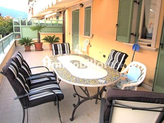 Trilocale in Vendita a Massa, zona Marina di Massa, 550'000&euro;, 100 m², arredato, con Box