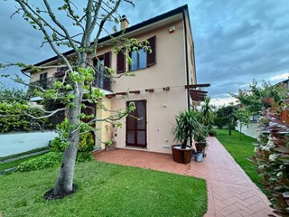 Villa bifamiliare in Vendita a San Giuliano Terme, zona Madonna Dell'acqua, 399'000€, 160 m², arredato, con Box