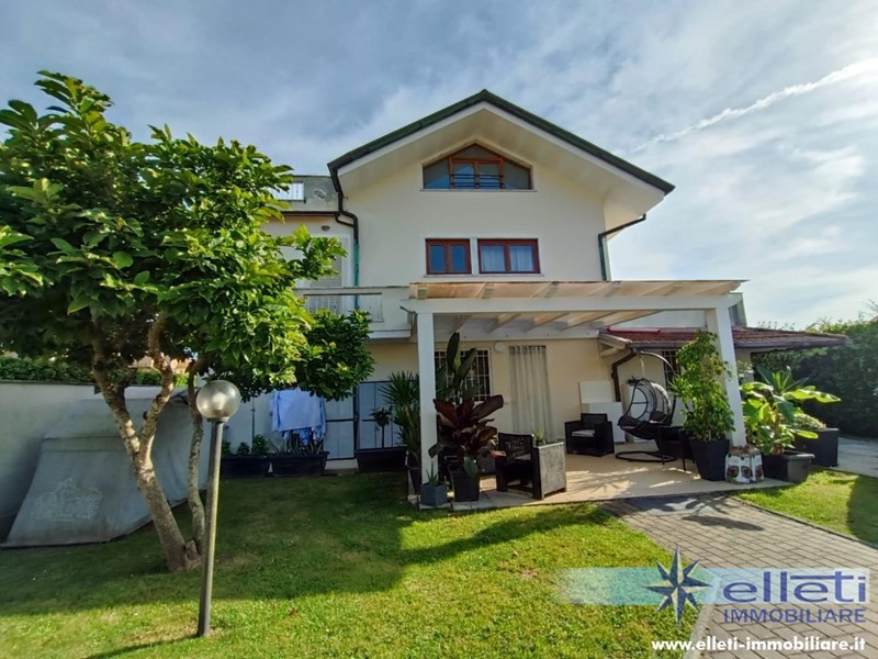 Villa bifamiliare in Vendita a Montignoso, zona Cervaiolo, 450'000€, 200 m², arredato