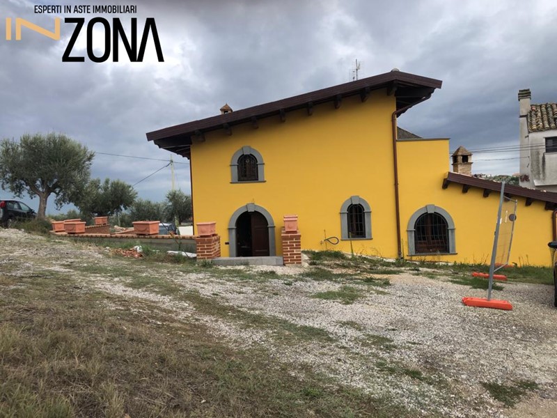 Quadrilocale in Vendita a Notaresco, 51'000€, 151 m²