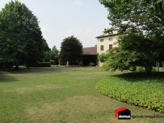 Villa in Vendita a Zanè, 690'000€, 503 m²