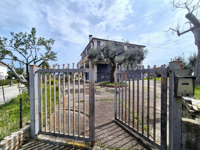 Villa in Vendita a Torrevecchia Teatina, 148'000€, 231 m²