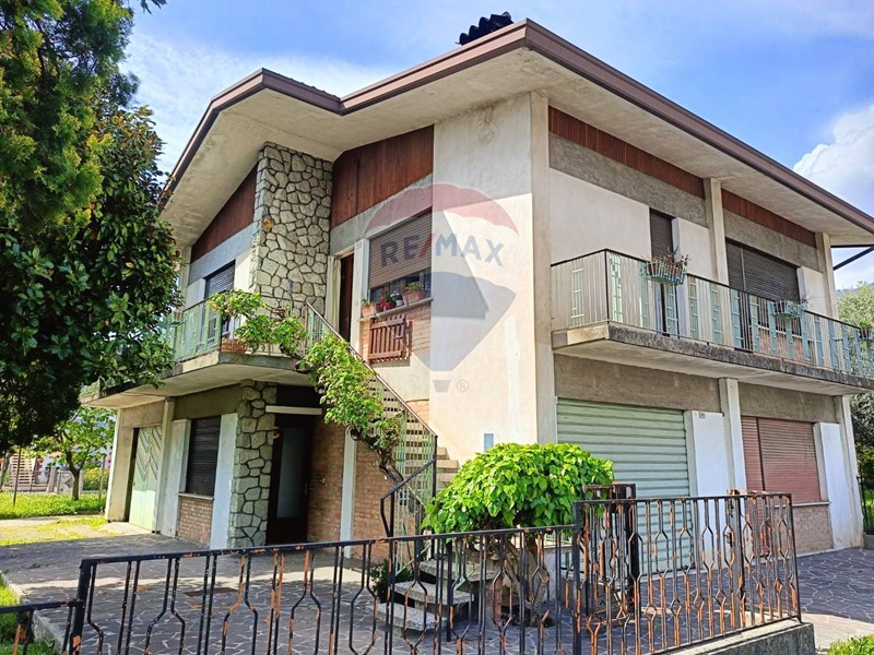 Casa Indipendente in Vendita a Valdobbiadene, 150'000€, 255 m²