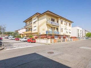 Appartamento in Vendita a Calcinaia, zona Fornacette, 170'000€, 127 m², con Box