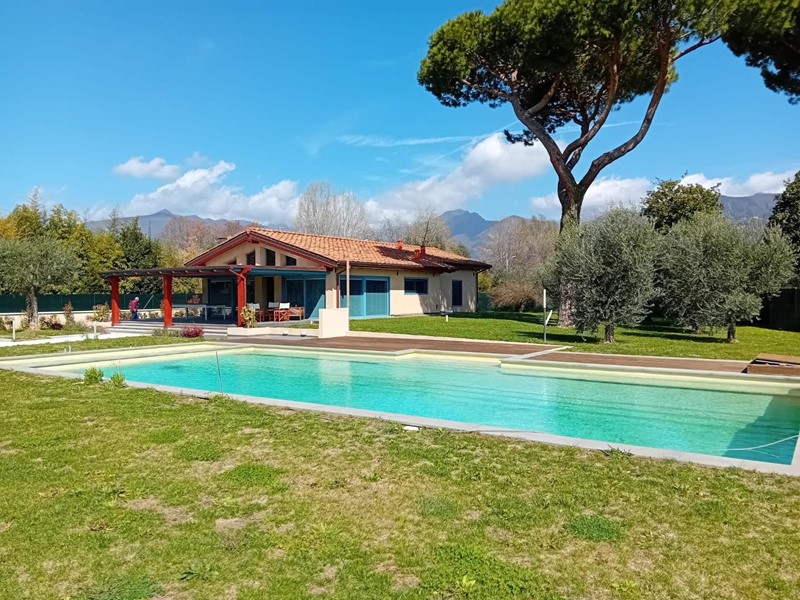 Villa in Vendita a Pietrasanta, 3'800'000€, 300 m²
