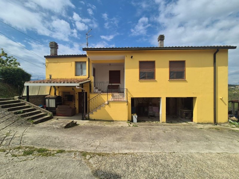 Villa in Vendita a Bucchianico, 75'000€, 145 m²