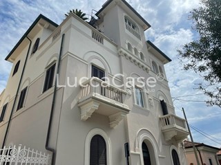 Trilocale in Affitto a Camaiore, zona Lido di Camaiore, 1'800€, 90 m², arredato