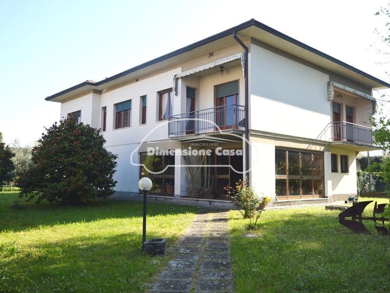 Villa in Vendita a Lucca, zona San Concordio Contrada, 499'000&euro;, 360 m², arredato, con Box