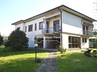 Villa in Vendita a Lucca, zona San Concordio Contrada, 499'000&euro;, 360 m², arredato, con Box