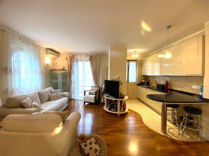 Quadrilocale in Vendita a Massa, zona Ronchi, 470'000&euro;, 130 m², arredato, con Box