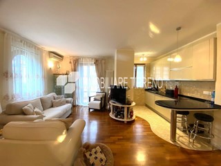 Quadrilocale in Vendita a Massa, zona Ronchi, 470'000&euro;, 130 m², arredato, con Box