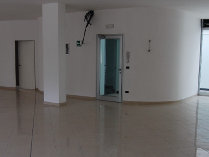 Immobile commerciale in Affitto a Pontedera, 1'650€, 141 m²