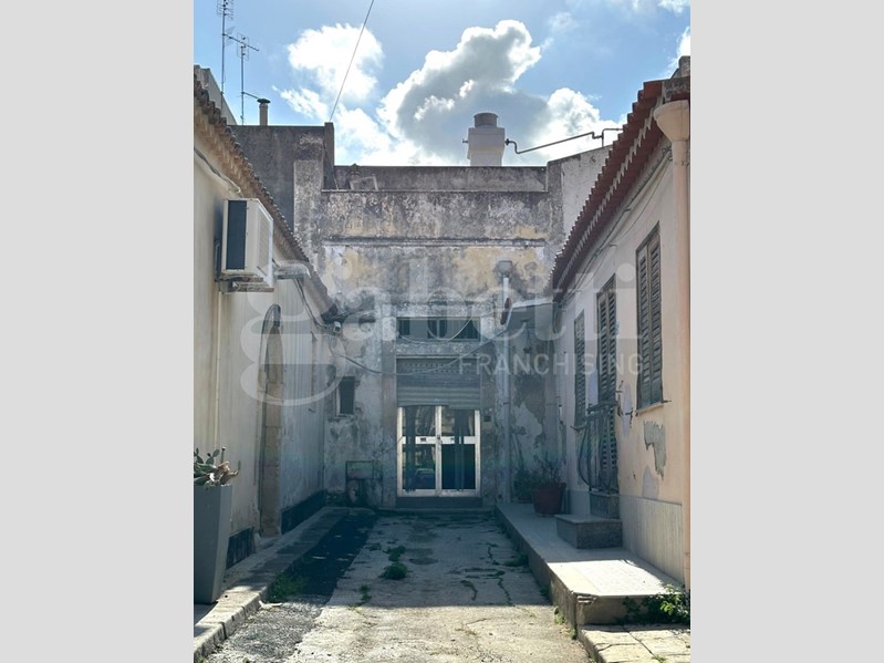 Laboratorio in Vendita a Avola, 100'000€, 86 m²