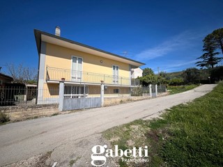 Casa Indipendente in Vendita a Pastorano, 125'000€, 120 m²