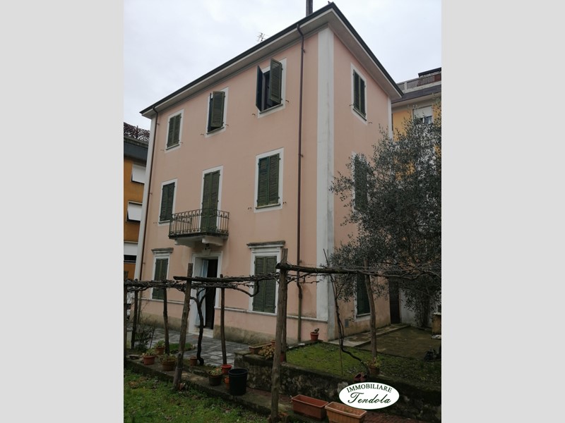 Villa in Vendita a Carrara, 300'000€, 250 m²