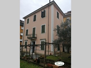 Villa in Vendita a Carrara, 300'000€, 250 m²