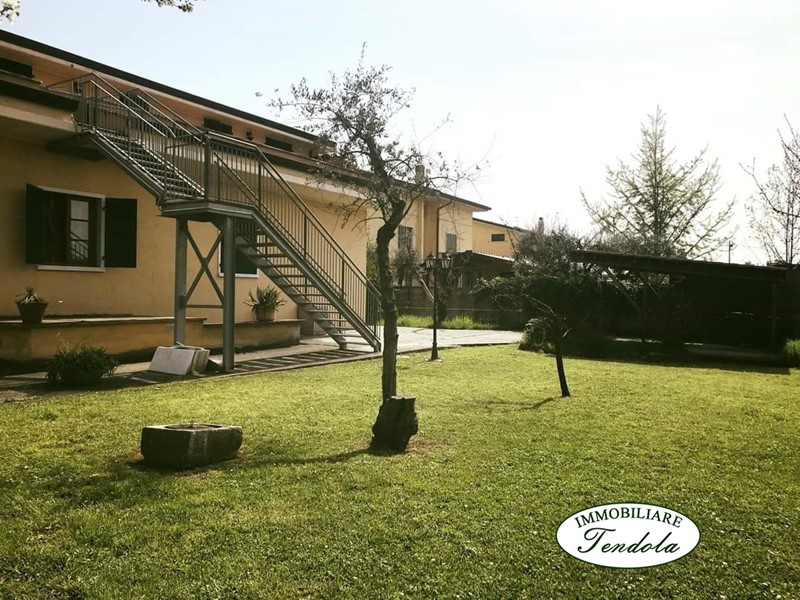 Villa in Vendita a Carrara, 490'000€, 220 m²
