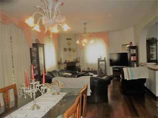 Villa in Vendita a Castelnuovo Magra, 410'000€, 250 m²