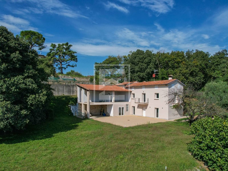 Villa in Vendita a Lonato del Garda, zona Barcuzzi, 999'000€, 280 m²