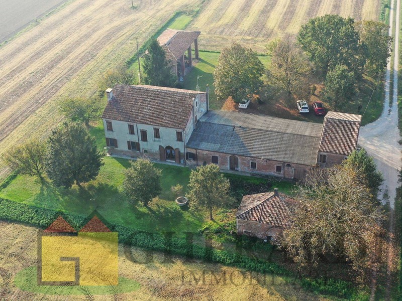 Rustico in Vendita a Vigarano Mainarda, zona Coronella Fuori Paese, 160'000€, 450 m²