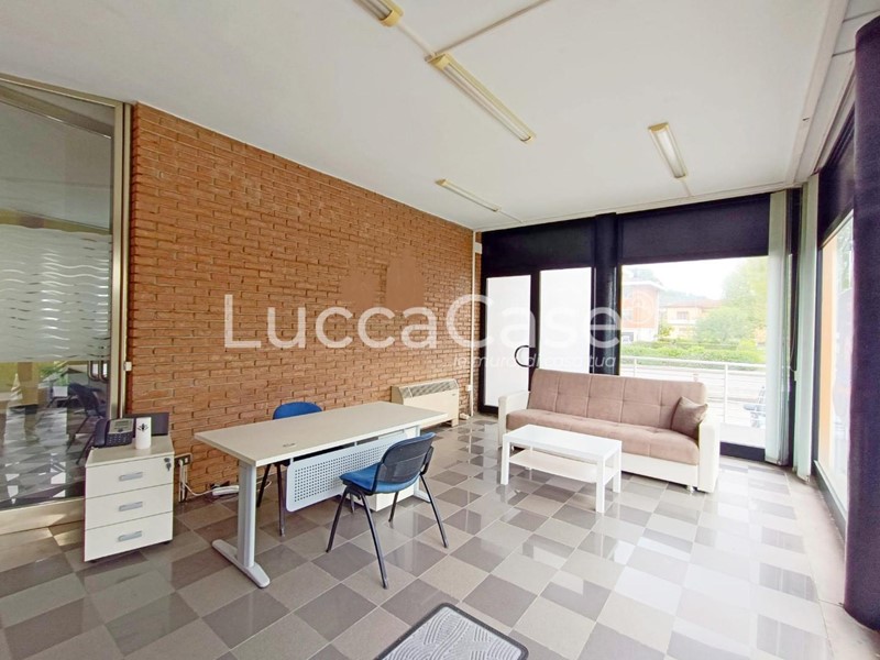 Ufficio in Affitto a Porcari, 750€, 123 m²