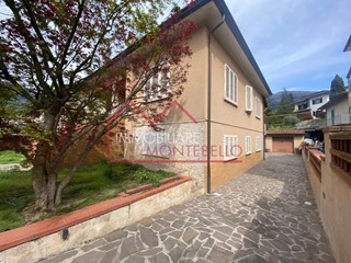 Casa Indipendente in Vendita a Camaiore, 430'000&euro;, 290 m², arredato