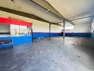 Capannone in Vendita a Abbiategrasso, 380'000€, 320 m²