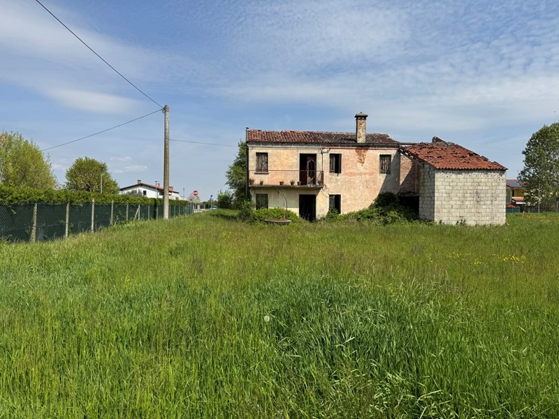 Casale in Vendita a Noventa Vicentina, 89'000€, 220 m²