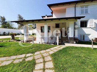 Villa bifamiliare in Vendita a Giugliano in Campania, 930'000€, 502 m²