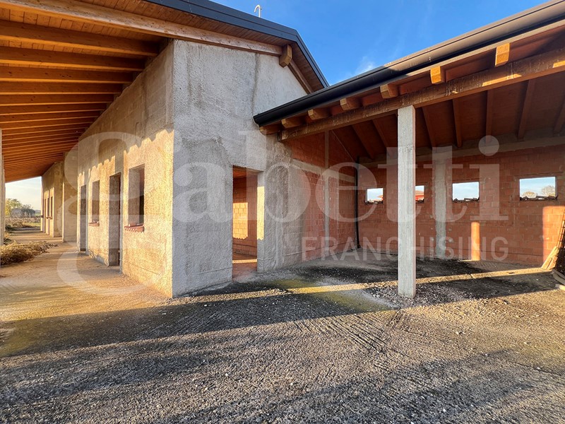 Villa bifamiliare in Vendita a Brugine, 200'000€, 300 m²