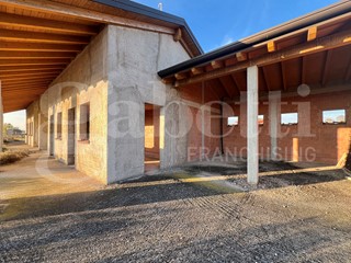 Villa bifamiliare in Vendita a Brugine, 200'000€, 300 m²